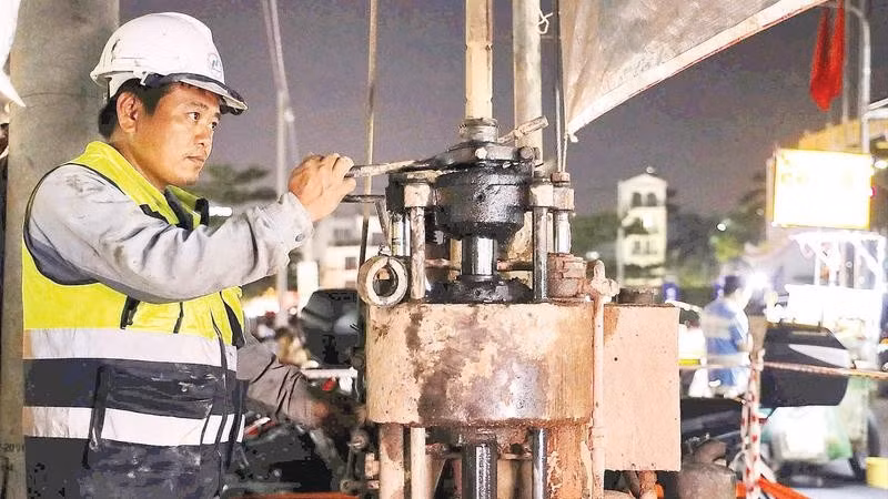 Khảo sát địa chất tại công trường nhà ga Lê Thị Riêng (phường Hòa Hưng), được xem là một trong những hạng mục kỹ thuật quan trọng, làm cơ sở cho việc thiết kế và thi công nhà ga ngầm của tuyến Metro số 2.