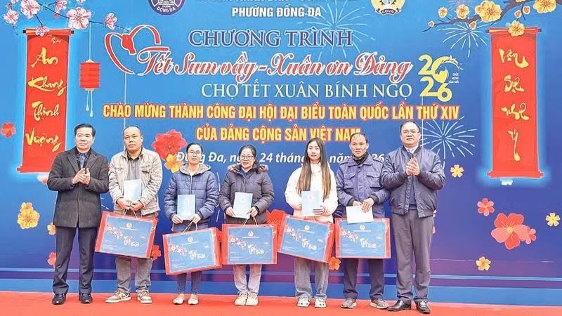 Công đoàn phường Đống Đa trao quà Tết đến tay đoàn viên, người lao động trên địa bàn.