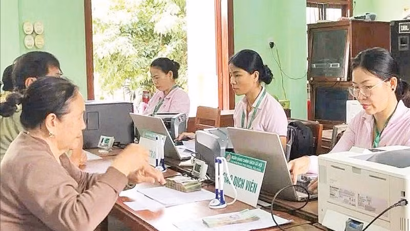 Chi nhánh Ngân hàng Chính sách xã hội tỉnh Quảng Ngãi duy trì 102 điểm giao dịch ở các xã, phường phía tây giúp người dân tiếp cận vốn nhanh chóng.