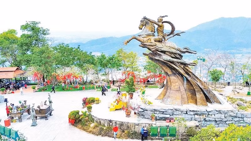 Quần thể di tích đền Sóc, tượng đài Thánh Gióng là một trong những địa chỉ thu hút khách du lịch trong dịp lễ hội đầu năm.
