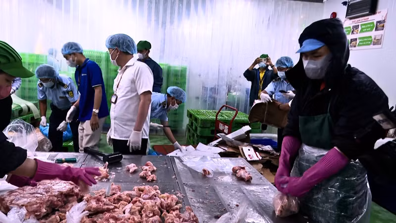 Lực lượng chức năng Cần Thơ kiểm tra hoạt động các cơ sở kinh doanh trên địa bàn thành phố.