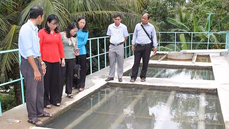 Đoàn khảo sát của Ban Văn hóa-Xã hội, Hội đồng nhân dân tỉnh Vĩnh Long kiểm tra tại nhà máy nước Trà Côn.