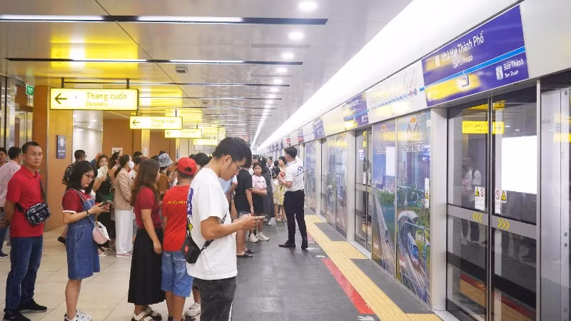 Khu vực tiệm cận tàu metro hầu như không có dịch vụ đi kèm