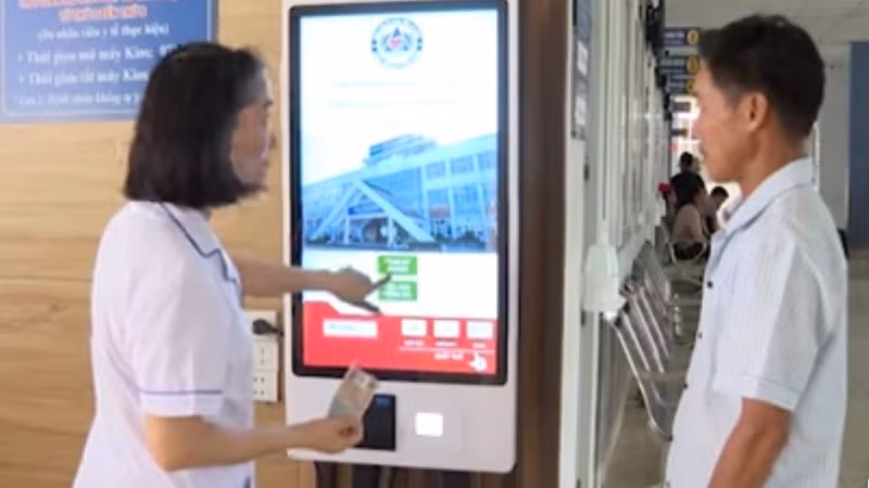 Bệnh nhân và người nhà đến bệnh viện chỉ cần quyét mã là có thể làm thủ tục nhanh chóng