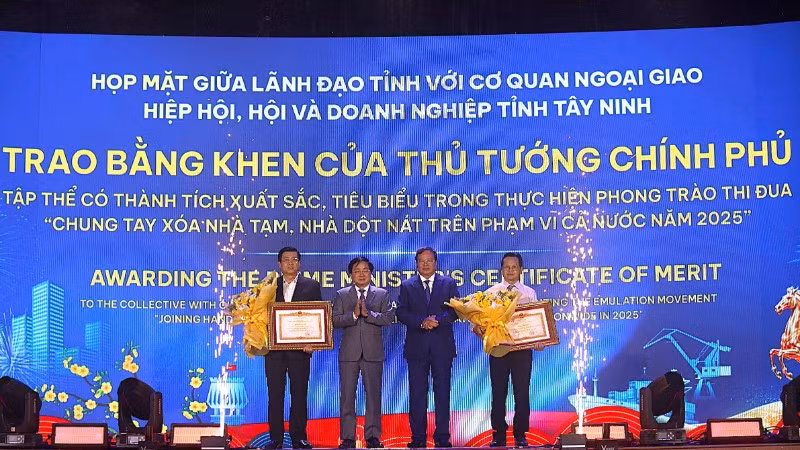 Lãnh đạo Tỉnh ủy và Ủy ban nhân dân tỉnh Tây Ninh trao Bằng khen của Thủ tướng Chính phủ Chính phủ cho tập thể có thành tích xuất sắc, tiêu biểu trong thực hiện phong trào thi đua xóa nhà tạm, nhà dột nát trên phạm vi cả nước năm 2025. 