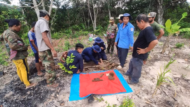 Vượt qua mọi khó khăn về địa hình, cán bộ, chiến sĩ Đội K92 (Bộ Chỉ huy quân tỉnh An Giang) kiên trì tìm kiếm hài cốt liệt sĩ trên đất bạn Campuchia.