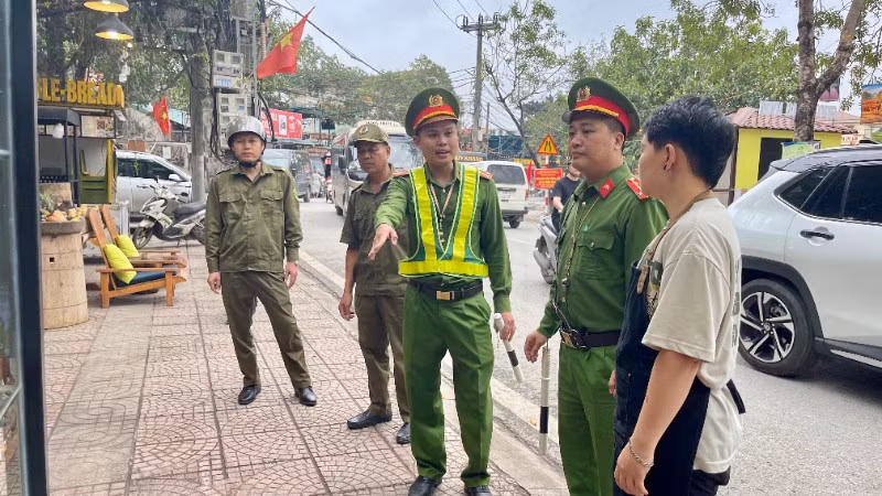 Lực lượng chức năng phường Nam Hoa Lư nhắc nhở các hộ kinh doanh và cơ sở dịch vụ chấp hành nghiêm quy định về an toàn giao thông và văn minh ứng xử.