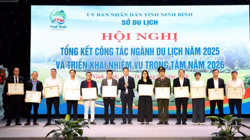 Đồng chí Bùi Văn Mạnh, Giám đốc Sở Du lịch tỉnh trao Giấy khen cho các cá nhân có thành tích xuất sắc trong công tác tuyên truyền về du lịch Ninh Bình.