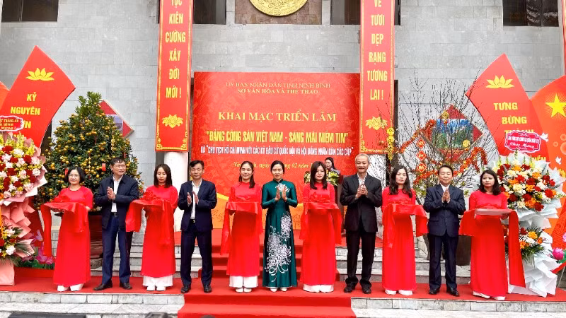 Các đại biểu cắt băng khai mạc triển lãm.