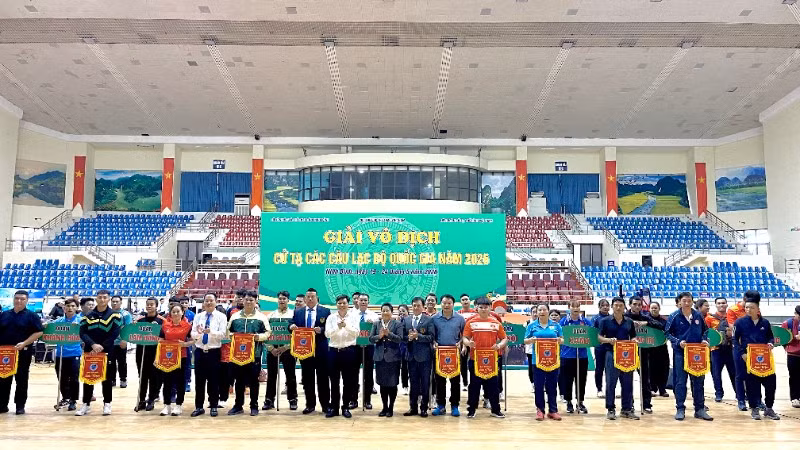 Ban tổ chức trao cờ lưu niệm cho các đơn vị tham gia.