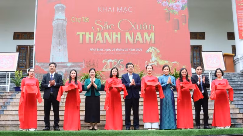 Các đại biểu cắt băng khai mạc chợ Tết “Sắc xuân Thành Nam” năm 2026.