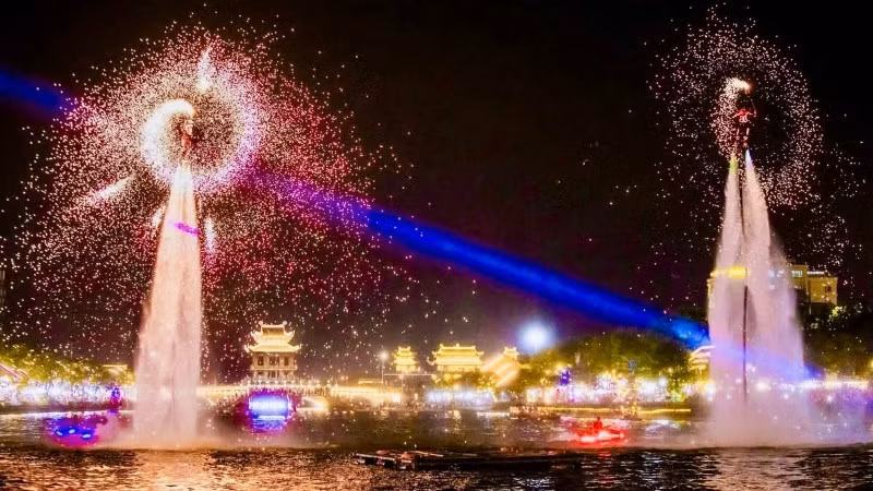 Hoạt động trình diễn flyboard ánh sáng trên mặt nước Hồ Kỳ Lân. 