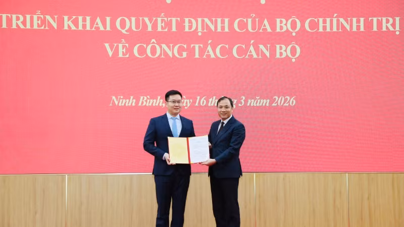Đồng chí Hoàng Trung Dũng, Ủy viên Trung ương Đảng, Phó Trưởng Ban Thường trực Ban Tổ chức Trung ương, trao quyết định cho đồng chí Trần Đăng Quỳnh, Ủy viên Dự khuyết Trung ương Đảng, Phó Bí thư Tỉnh ủy Ninh Bình. (Ảnh: ĐỨC LAM)