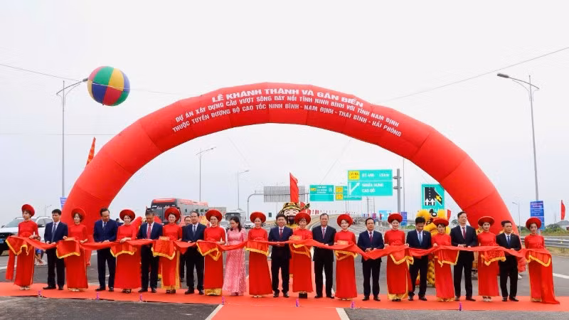 Các đại biểu thực hiện nghi thức cắt băng khánh thành công trình dự án xây dựng cầu vượt sông Đáy nối tỉnh Ninh Bình với Nam Định, thuộc tuyến đường bộ cao tốc Ninh Bình-Nam Định-Thái Bình-Hải Phòng, vị trí đầu cầu tại xã Khánh Thiện.