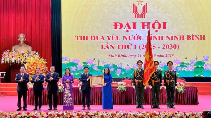 Thừa ủy quyền của Chủ tịch nước, Phó Chủ tịch nước Võ Thị Ánh Xuân đã trao Huân chương Lao động hạng Nhất cho Đảng bộ, chính quyền và nhân dân tỉnh Ninh Bình vì đã có thành tích xuất sắc trong phong trào thi đua “Cả nước chung sức xây dựng nông thôn mới giai đoạn 2021-2025”.