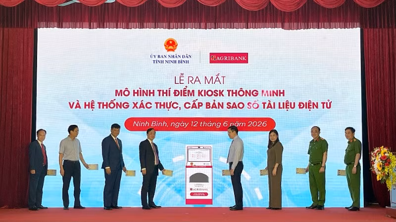 Các đại biểu thực hiện nghi thức ra mắt Kiosk thông minh và hệ thống xác thực, cấp bản sao số tài liệu điện tử.