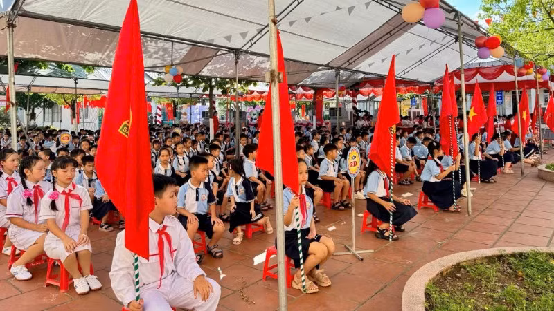 692 học sinh Trường tiểu học Ninh Giang, phường Tây Hoa Lư, tỉnh Ninh Bình dự lễ khai giảng, đón chào năm học mới. 