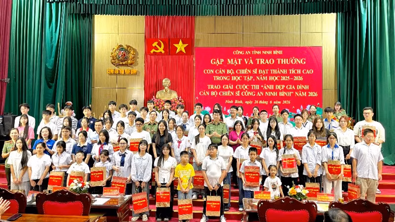 Công an tỉnh Ninh Bình trao thưởng cho 175 cháu là con cán bộ chiến sĩ đạt thành tích cao trong học tập, năm học 2025-2026.