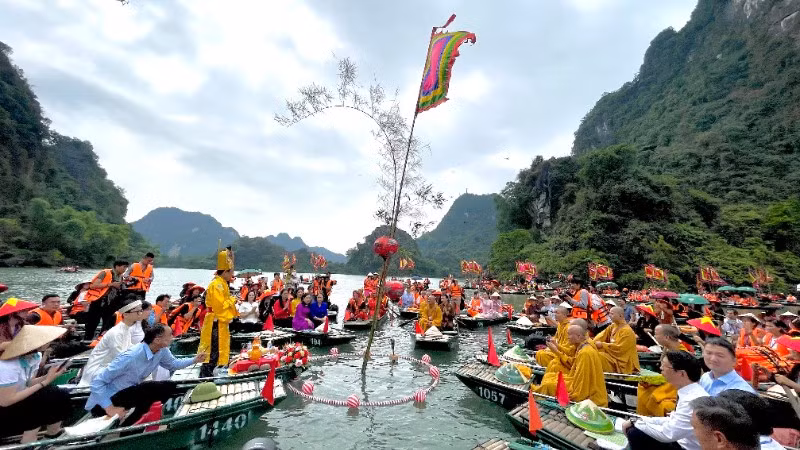 Các đại biểu thực hiện nghi lễ rước nước.