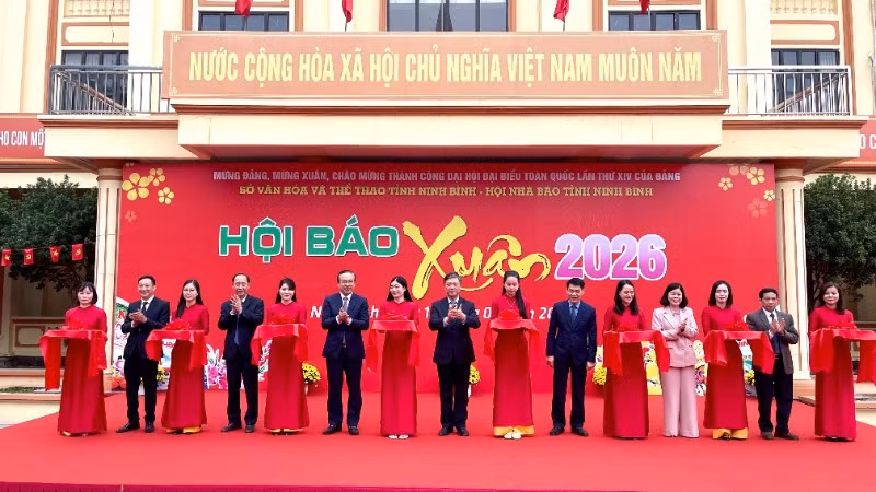Các đại biểu cắt băng khai mạc Hội Báo Xuân Bính Ngọ 2026.