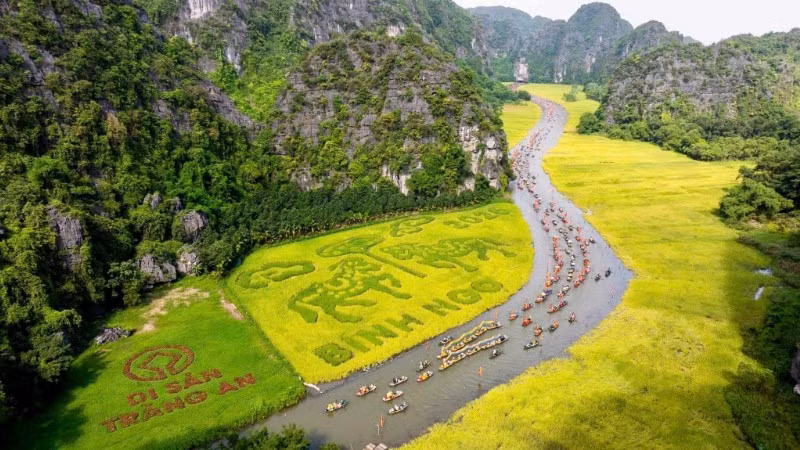 Lễ hội diễn ra trong không gian uốn lượn hình chữ S của dòng sông Ngô Đồng, được bao bọc bởi sắc xanh của núi đá và thảm lúa vàng trải dài, tạo nên một bức tranh thiên nhiên văn hóa độc đáo và ấn tượng.