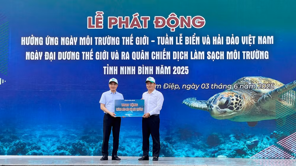 Lãnh đạo tỉnh Ninh Bình trao biển tượng trưng 200 thùng phân loại rác thải tại nguồn cho đại diện thành phố Tam Điệp.