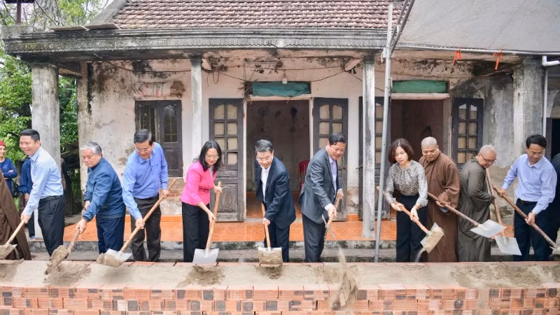Mặt trận Tổ quốc Việt Nam tỉnh Ninh Bình phối hợp các đơn vị tổ chức khởi công xây dựng nhà ở cho hộ có hoàn cảnh đặc biệt khó khăn ở xóm 8 Thượng Kiệm, xã Phát Diệm. (Ảnh: Trường Giang)