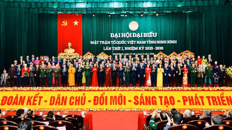 Các đồng chí ủy viên Mặt trận Tổ quốc Việt Nam tỉnh Ninh Bình khóa I, nhiệm kỳ 2025-2030 ra mắt tại Đại hội.
