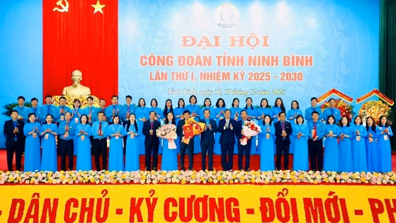 Ra mắt Ban Chấp hành Liên đoàn Lao động tỉnh Ninh Bình khóa I, nhiệm kỳ 2025-2030 tại Đại hội.