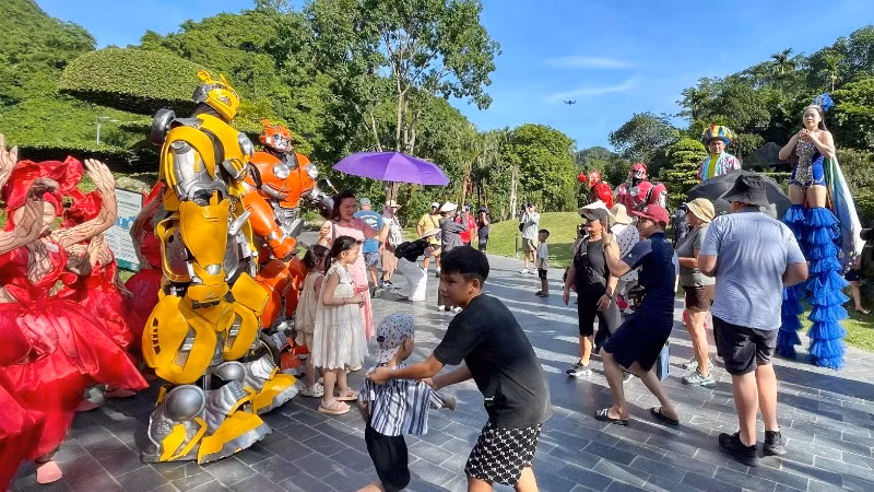 Không gian sôi động tại phân khu Carnival sắc hạ.