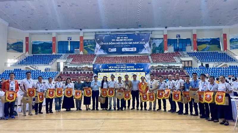Ban tổ chức trao cờ lưu niệm cho các đoàn tham gia giải.