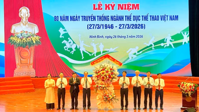 Lãnh đạo tỉnh Ninh Bình tặng hoa chúc mừng tại lễ kỷ niệm.