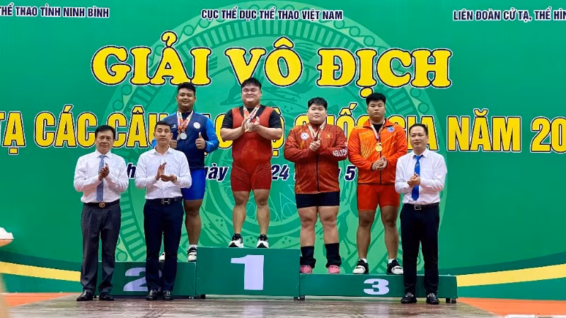 Ban tổ chức trao huy chương cho các vận động viên có thành tích cao tại giải.