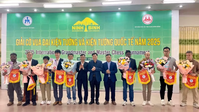 Ban tổ chức trao cờ lưu niệm cho các nước tham gia.