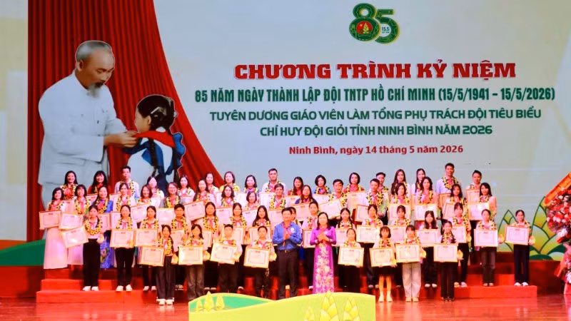 Các bạn Chỉ huy Đội giỏi nhận Bằng khen tại chương trình.