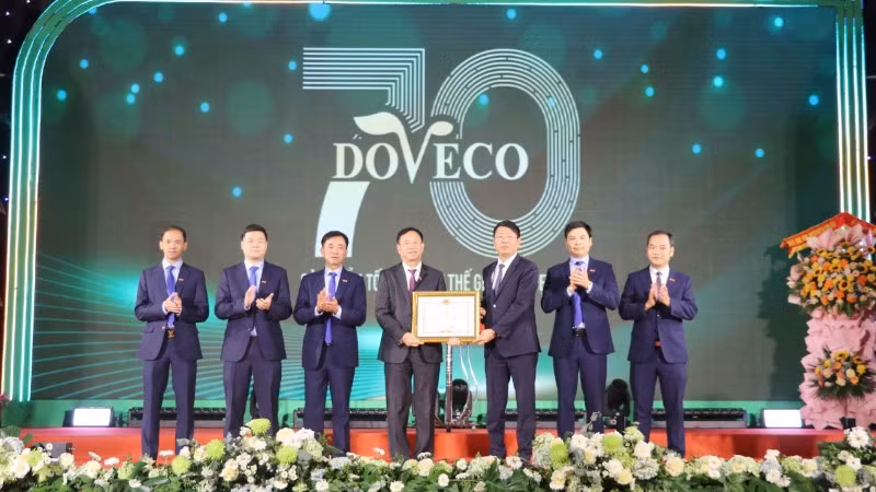Lãnh đạo tỉnh Ninh Bình trao Bằng khen cho tập thể Công ty DOVECO.