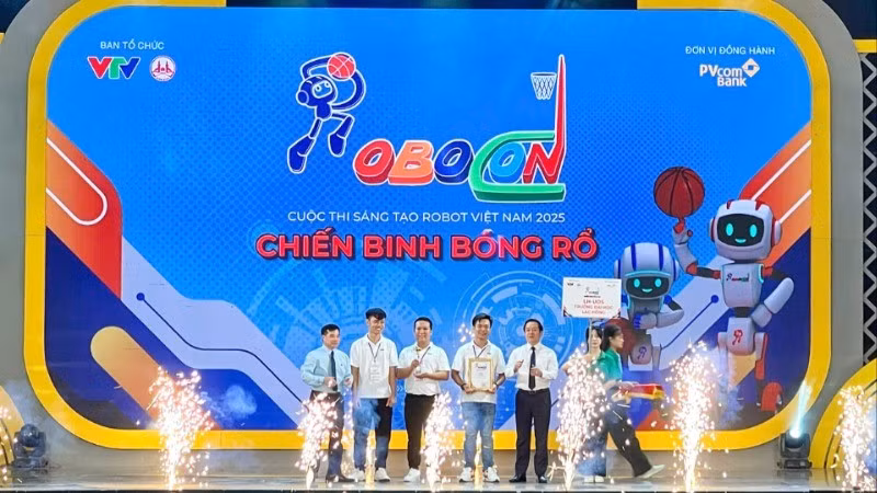 Ban tổ chức trao giải Nhất cho đội LH-UDS đến từ trường Đại học Lạc Hồng.