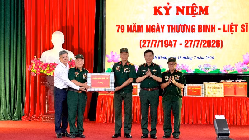 Đại tướng Phan Văn Giang tặng quà đại diện lãnh đạo Trung tâm và đại diện Hội đồng thương bệnh binh. 