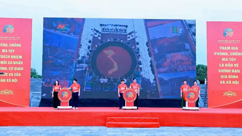 Các đồng chí lãnh đạo, đại diện các lực lượng tham gia Lễ mít tinh tại điểm cầu tỉnh Ninh Bình thực hiện nghi thức chung tay hưởng ứng.