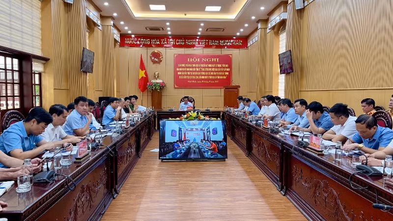 Các đại biểu cũng đã thảo luận nhiều nội dung quan trọng như: công tác tham mưu quy hoạch hệ thống giao thông tĩnh; việc phát triển vận tải hành khách công cộng, khắc phục giải quyết điểm hay xảy ra tai nạn giao thông, điểm tiềm ẩn tai nạn giao thông đường bộ; ứng dụng công nghệ vào hoạt động quản lý, giám sát, hỗ trợ hoạt động kinh doanh vận tải …