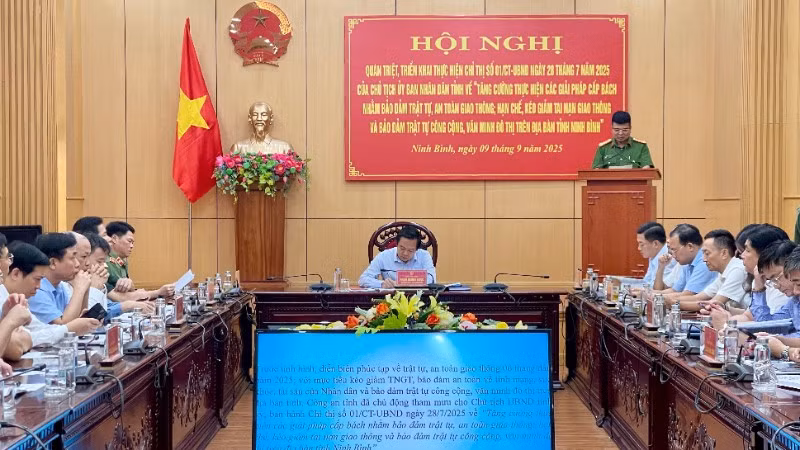 Hội nghị được tổ chức kết hợp trực tiếp tại điểm cầu chính của Ủy ban nhân dân tỉnh và kết nối trực tuyến tới điểm cầu tại các xã, phường trong toàn tỉnh.