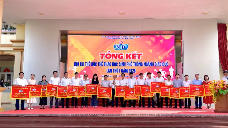 Ban tổ chức trao cờ giải Nhất toàn đoàn cho các đơn vị. 