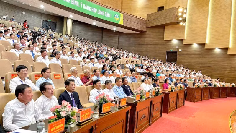 Các đại biểu tham dự buổi lễ.