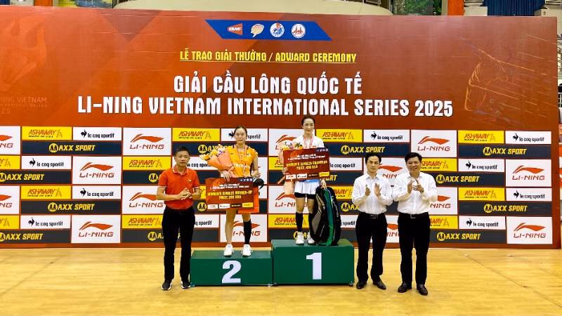 Ban tổ chức trao Huy chương Vàng cho vận động viên Vũ Thị Trang (Việt Nam) và Huy chương Bạc cho vận động viên OO Shan Zi (Malaysia) ở nội dung đơn nữ.
