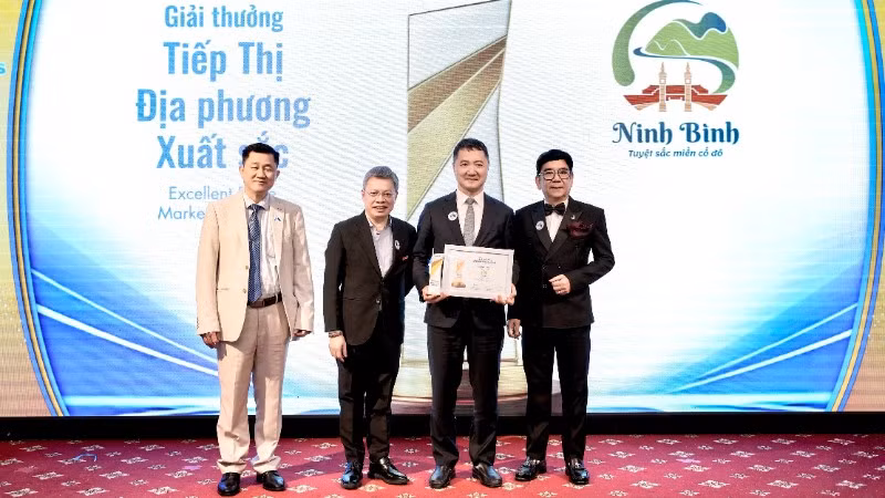 Sở Du lịch Ninh Bình nhận Giải thưởng tiếp thị địa phương xuất sắc tại buổi lễ vinh danh. 