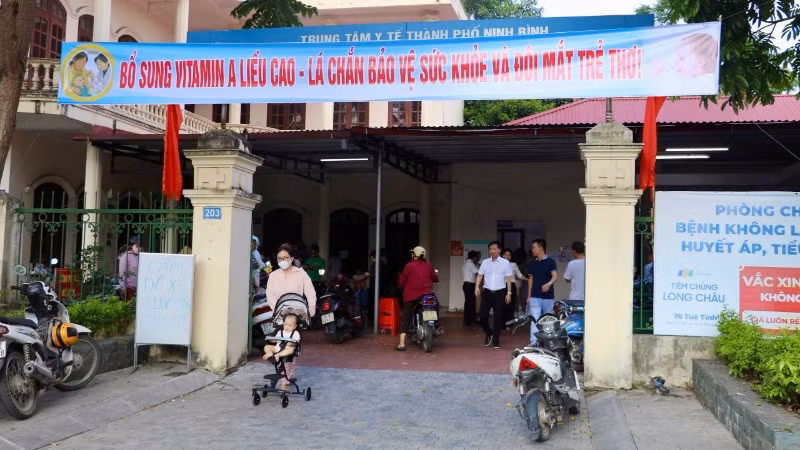 Điểm bổ sung Vitamin A cho trẻ tại trạm Đông Thành thuộc Trạm Y tế phường Hoa Lư, tỉnh Ninh Bình.
