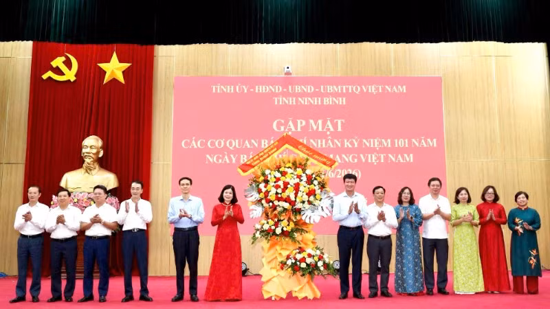 Lãnh đạo tỉnh Ninh Bình tặng hoa chúc mừng các cơ quan báo chí nhân dịp kỷ niệm Ngày Báo chí Cách mạng Việt Nam.