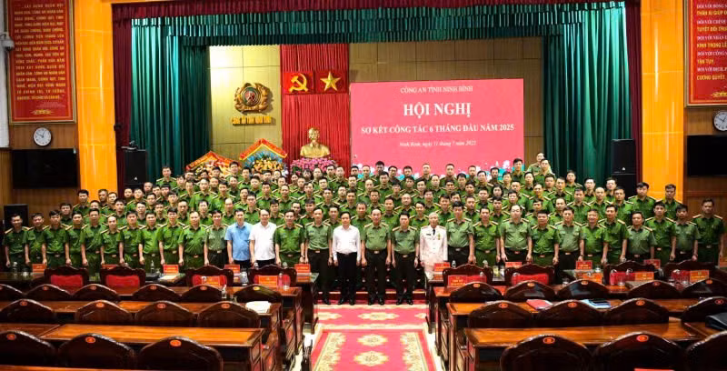 Các đồng chí lãnh đạo Bộ Công an, lãnh đạo tỉnh Ninh Bình chụp ảnh lưu niệm cùng cán bộ chiến sĩ Công an tỉnh Ninh Bình. (Ảnh: THANH THUỶ)