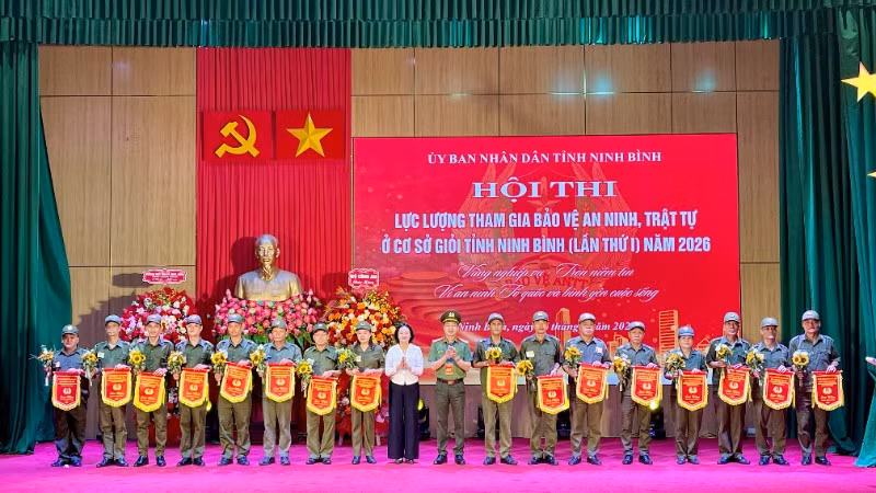 Ban tổ chức trao cờ lưu niệm cho các đội tuyển tham gia.