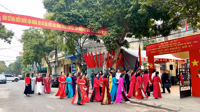 Cử tri khu vực bỏ phiếu số 27, phường Hoa Lư, tỉnh Ninh Bình nô nức đi bầu cử ngay từ sáng sớm.